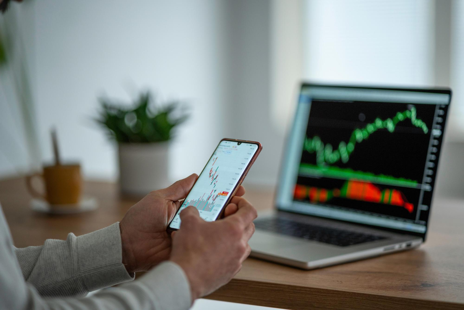 เปรียบเทียบ Copy Trading กับ Social Trading ต่างกันแค่ไหน และคุณควรเลือกอะไร?